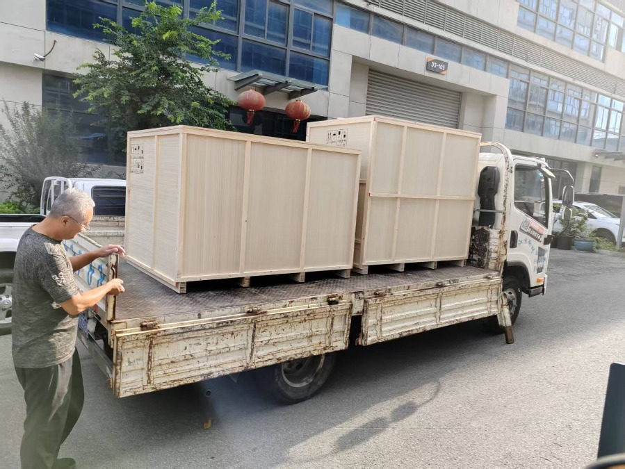 源动力智能科技--模拟训练装备发货中，装箱、装车，井然有序